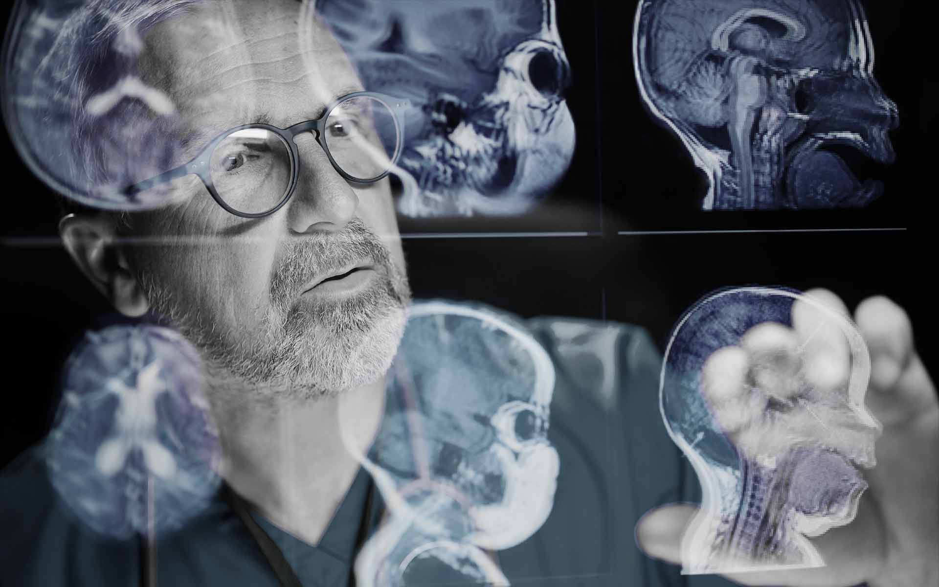 NeuroRadiologe vor Projektion